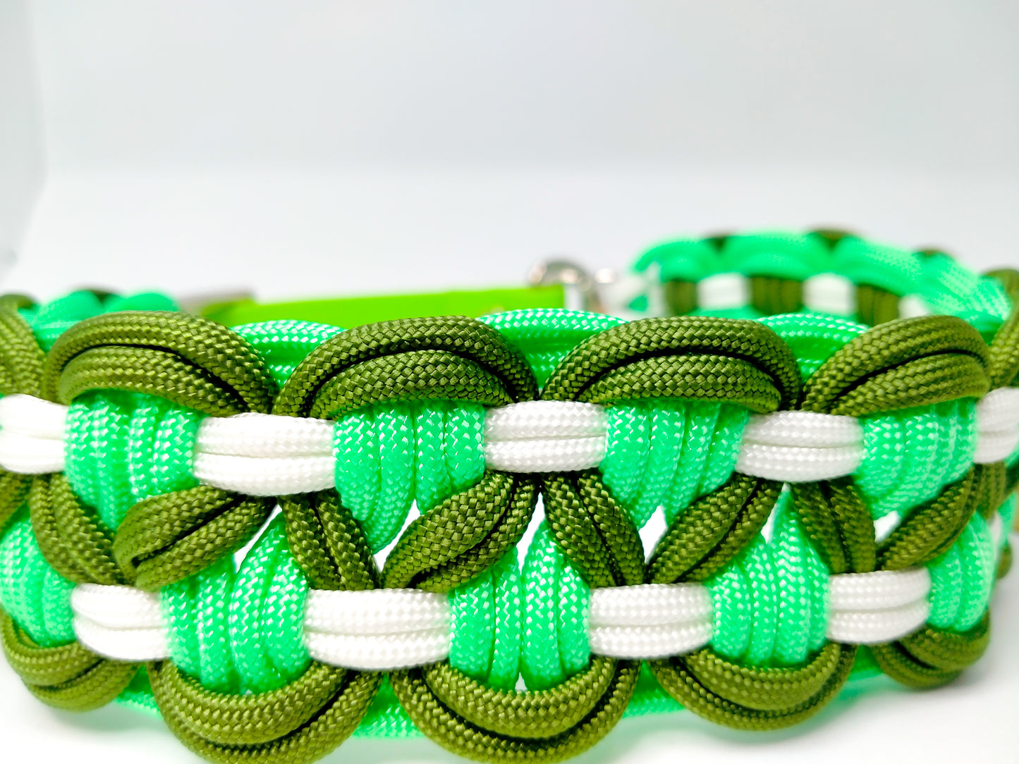 Dog Collar - Sadie's Posie Kim & Milly's Cords 4 Paws Paracord Handmade Dog Accessories Customizable Made in Germany Shipping worldwide