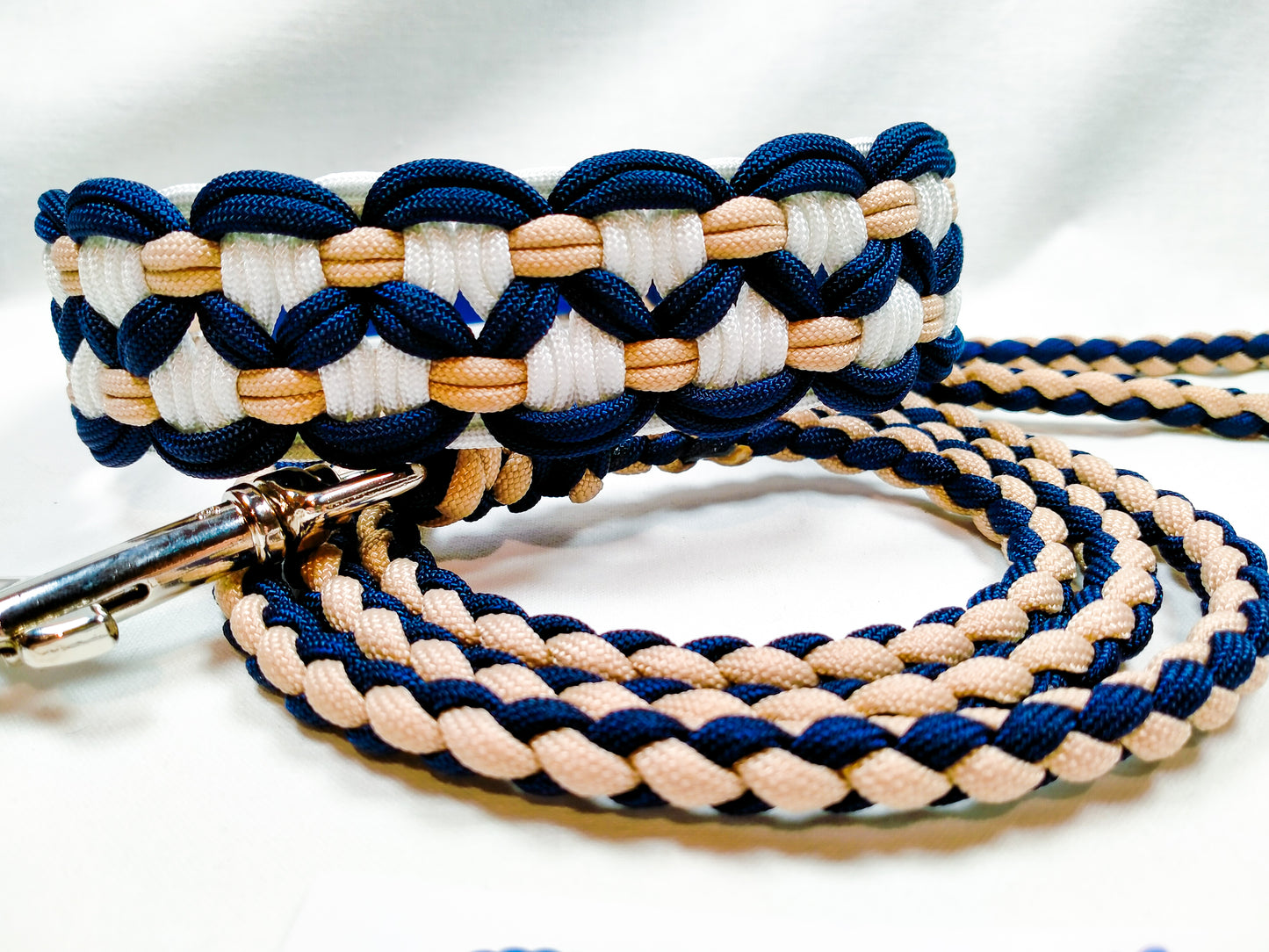 Pre Made: 4 Strand Round Braid Lead, Tan, Midnight Blue, 1.3m Kim & Milly's Cords 4 Paws Paracord Handmade Dog Accessories Customizable Made in Germany Shipping worldwide