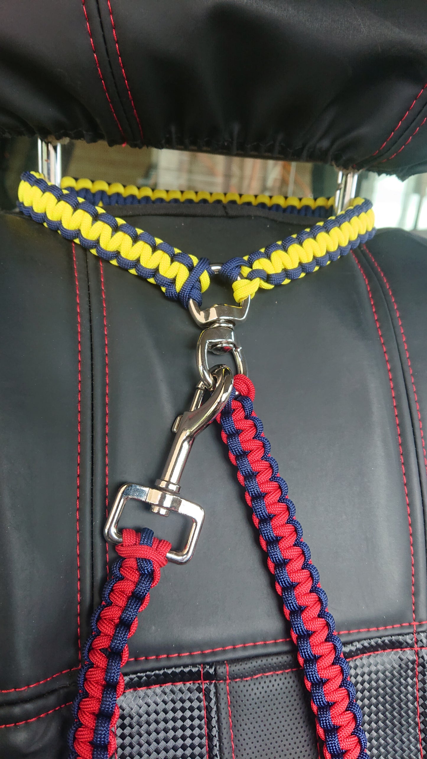 Headrest Car Restraint - "Cobra" cords4paws Paracord Handmade Dog Accessories Customizable Made in Germany Shipping worldwide