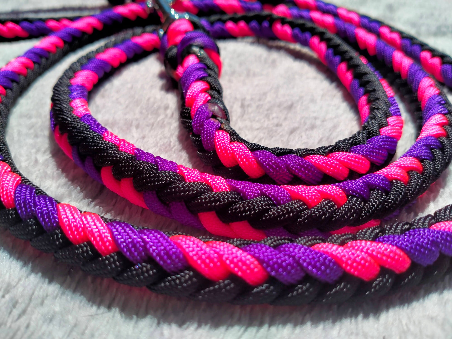 Adjustable Lead - Herringbone Kim & Milly's Cords 4 Paws Paracord Handmade Dog Accessories Customizable Made in Germany Shipping worldwide